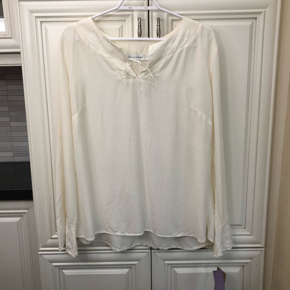 NWT - Cut loose women’s off white blouse